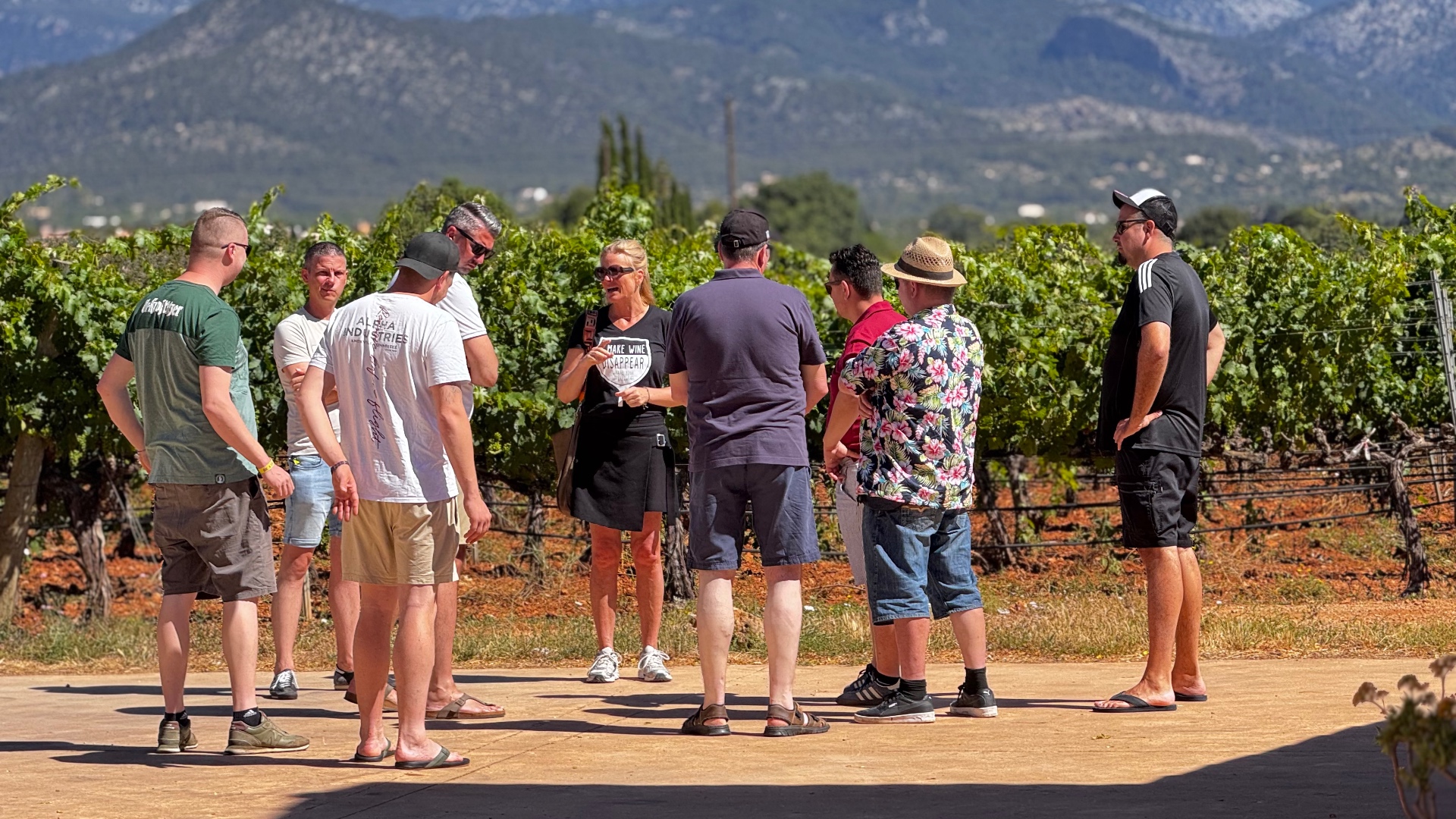 Seminargruppe im Weinberg vor der Serra de Tramuntana