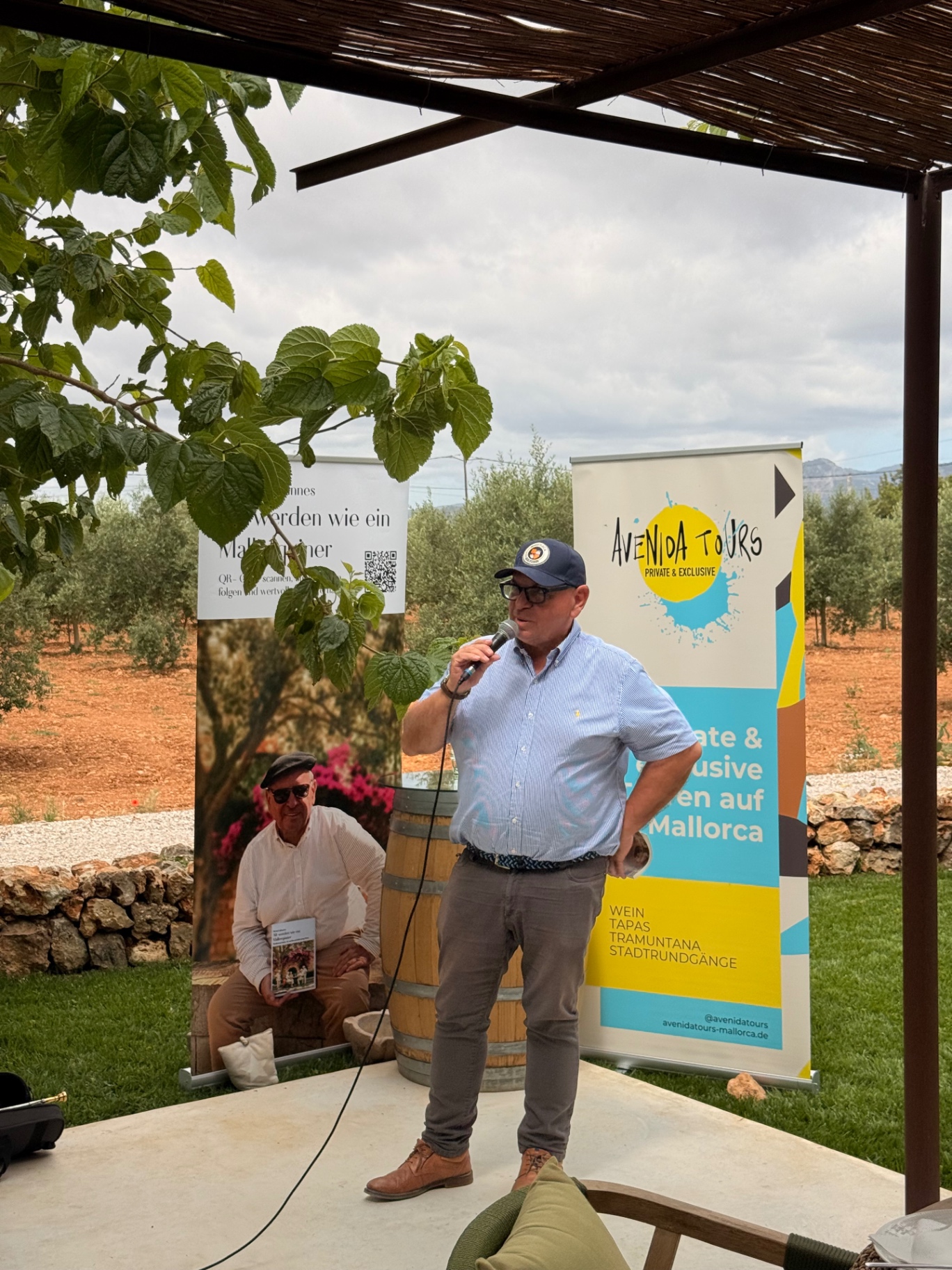 Michael Johannes bei einem Vortrag auf einer Finca